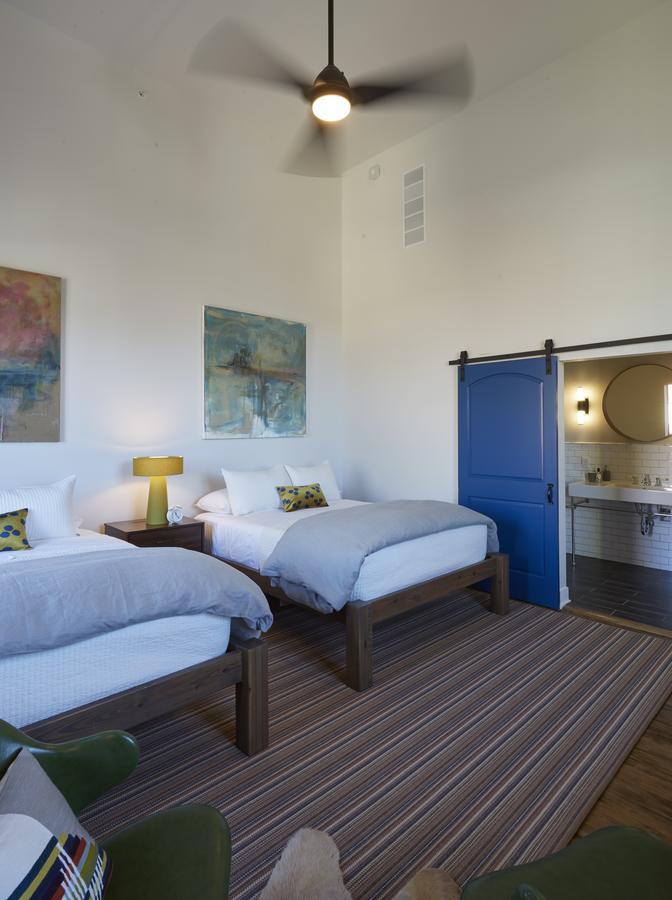 Kinn Guesthouse Bay View Милуоки Экстерьер фото